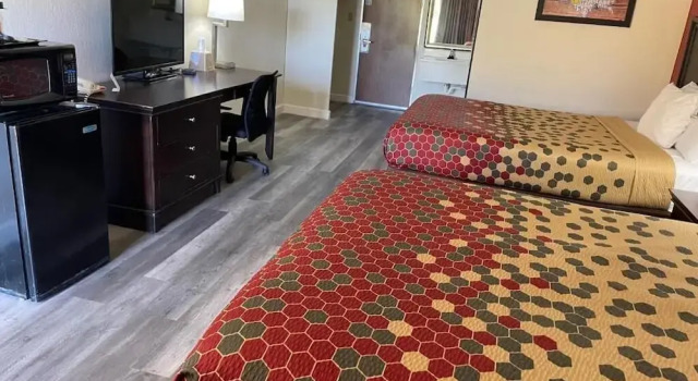 Четырёхместный номер Standard с балконом Perry Inn & Suites National Fairground I 75