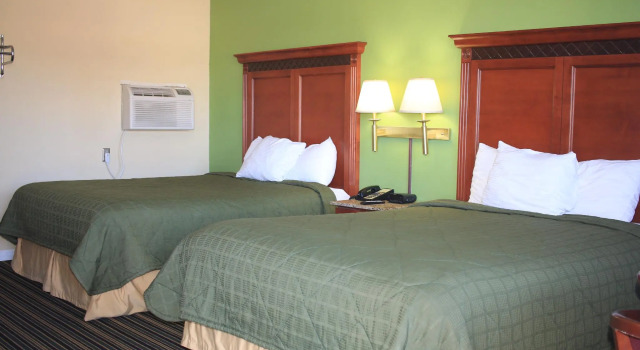Четырёхместный номер Standard Benton Inn