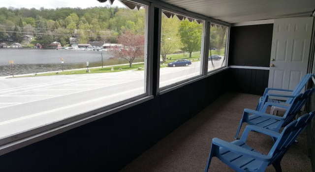 Трёхместный номер Standard с балконом и с видом на озеро Clark's Beach Motel