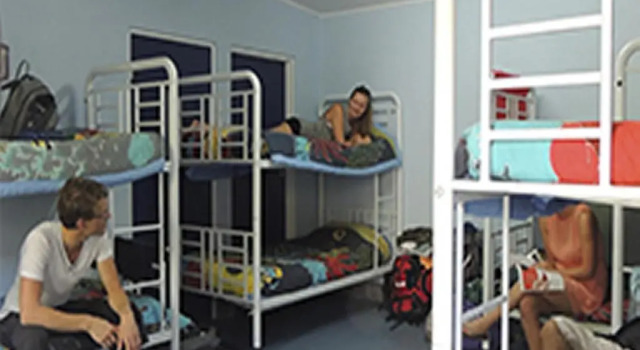 Кровать в общем номере Reef Lodge Backpackers
