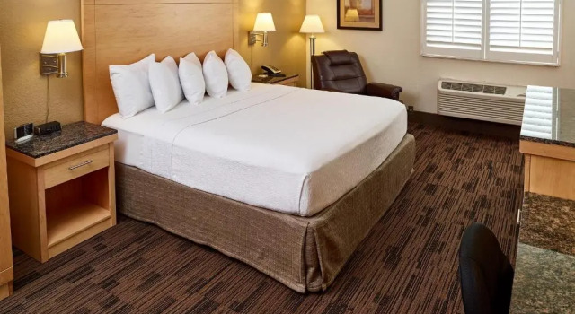 Номер Standard с видом на озеро LivINN Hotel St. Paul – I-94 – East 3M Area