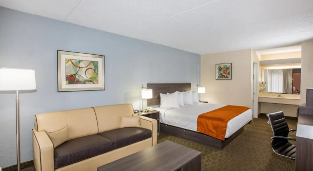 Двухместный люкс c 1 комнатой Days Inn & Suites by Wyndham Orlando Airport