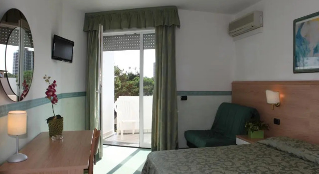 Трёхместный номер Standard Hotel Carlton