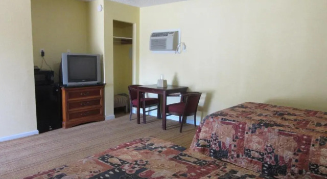 Четырёхместный номер Standard Relax Inn Tyler