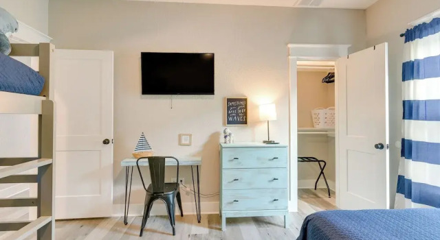 Коттедж с 3 комнатами Galveston Home w/ Pool Access, Walk to Beaches!