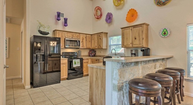 Коттедж Pet-friendly Home w/ Deck: 1 Mi to Canyon Lake Fun