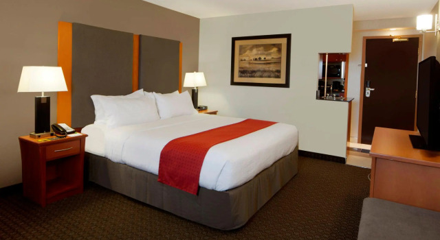 Номер Executive Holiday Inn Calgary Airport by IHG