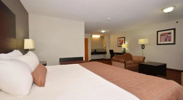 Suite Best Western Commerce Inn