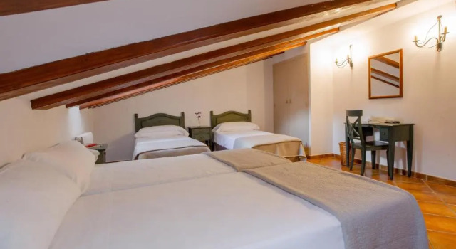 Четырёхместный номер Standard Hotel Jaime I