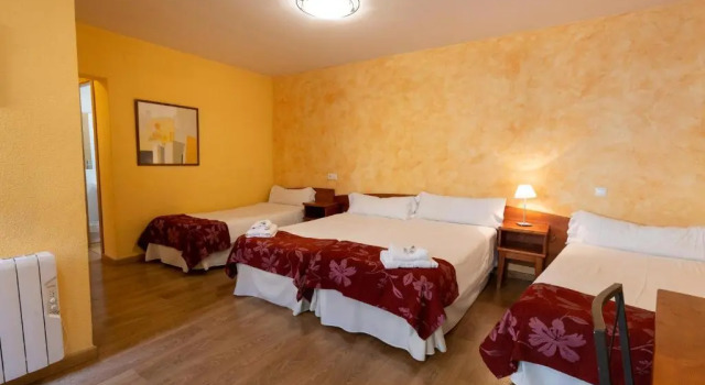 Четырёхместный номер Standard Hostal Restaurante Puerta del Alcázar