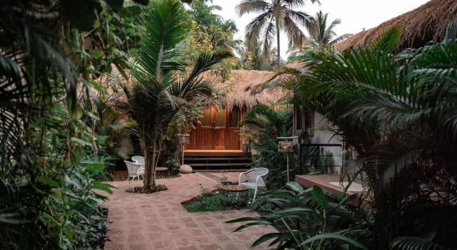 Коттедж с балконом Anahata Retreat Beach Front Resort
