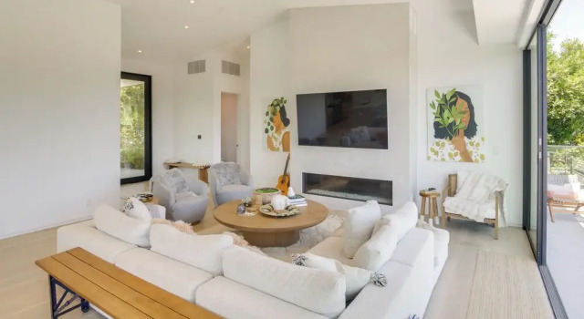 1 Mi to Point Dume: Mtn-view Escape w/ Patio!, Забронировать Дом для отпуска Малибу 