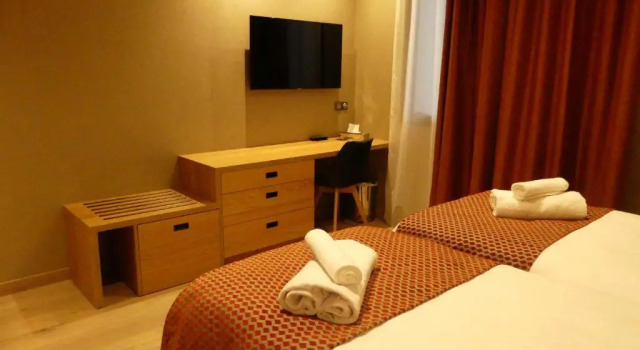 LE CASTEL DALTI, Buchen Sie Hotel Hotels in Lege mit Pool, Schwimmbad