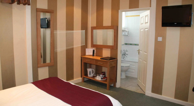 The Dog & Partridge Country Inn, Book Pension Hoteller i Ashbourne med parkering, Parkering