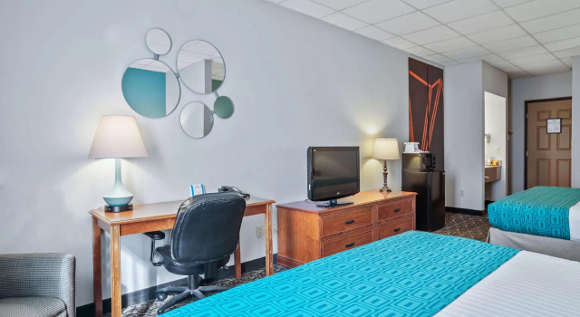 Четырёхместный номер Standard Elevation Inn & Suites, Trademark Collection by Wyndham Downtown Rapid City- Walking Distance To The Monument