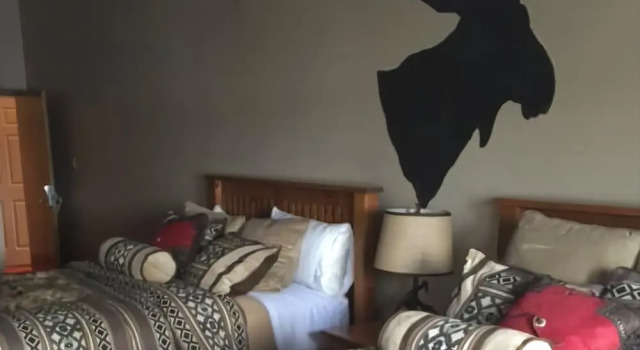 The Whitestone, Rezervați Hotel McKellar Ontario