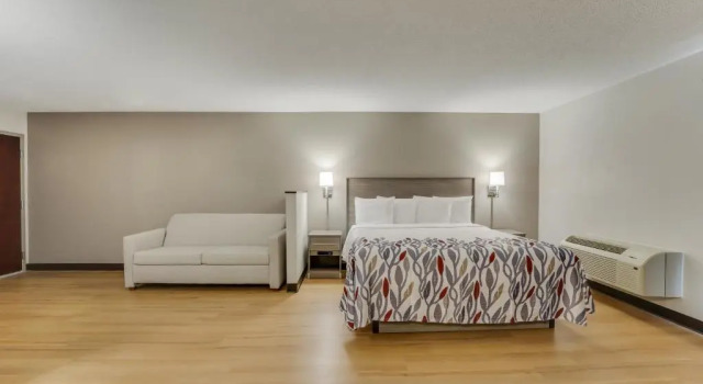 Люкс Red Roof Inn & Suites Newport - Middletown, RI