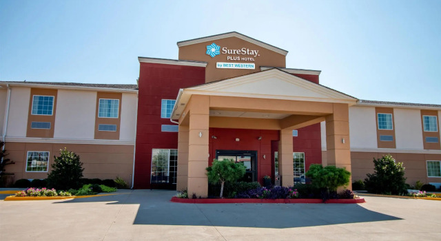 Кровать в общем номере SureStay Plus Hotel by Best Western Owasso Tulsa North