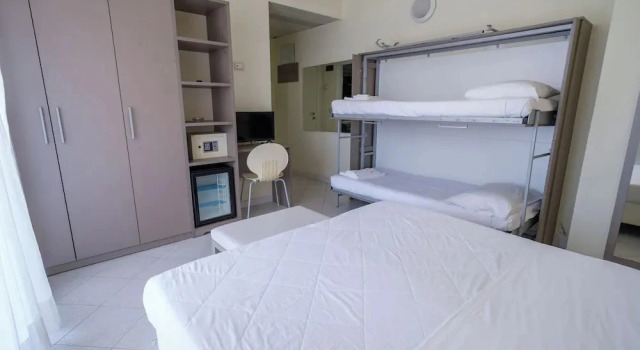 Трёхместный номер Comfort с балконом и с видом на море Hotel Carlton