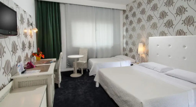 Трёхместный номер Standard с видом на улицу Hotel Mediterraneo