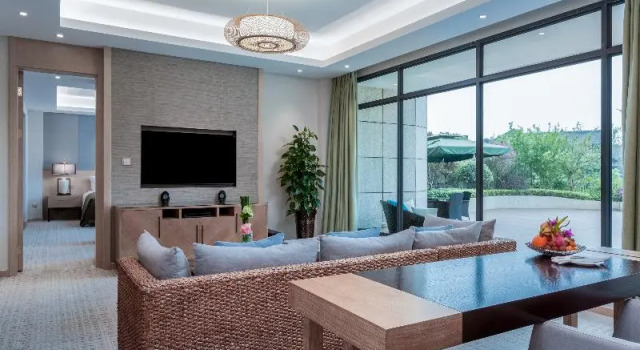 Номер Standard с балконом InterContinental Heilong Lake by IHG