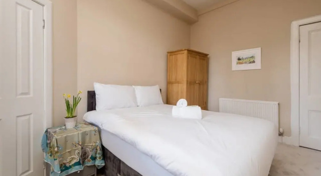 Cozy 2 Bedroom Apartment in the Heart of Edinburgh With gas Fireplace, Забронировать Апартаменты/квартира Эдинбург Midlothian, рядом с Железнодорожный вокзал Эдинбург-Уэверли