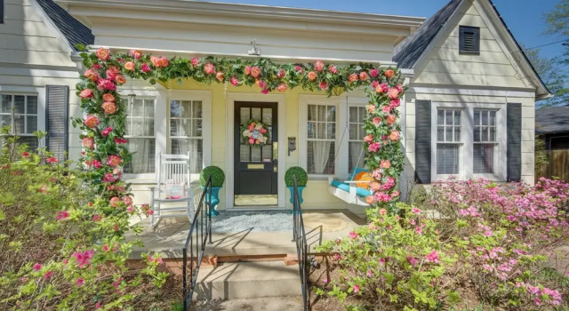 Коттедж The Pink Azalea - Tyler Home w/ Yard + Patio