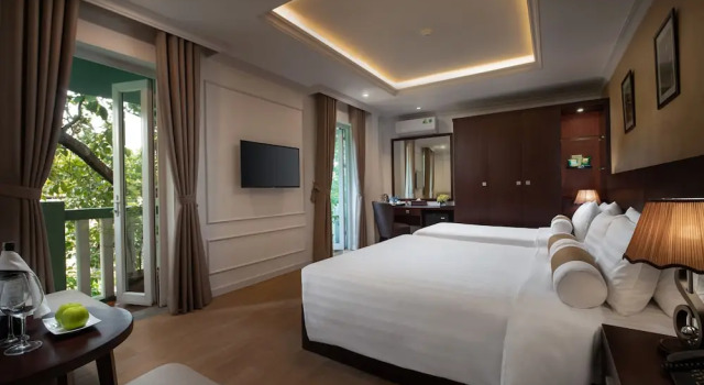 Трёхместный номер Standard с балконом Hanoian Central Hotel & Spa