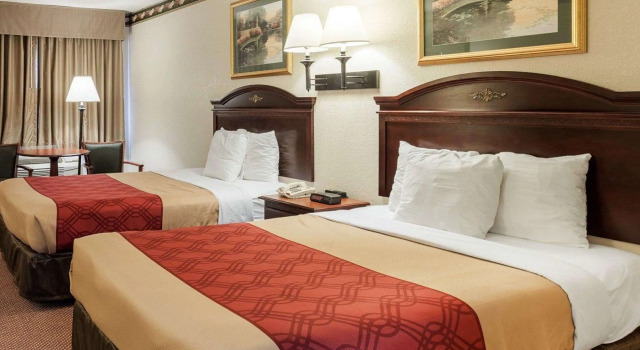 Четырёхместный номер Standard Econo Lodge Grenada