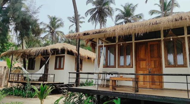 Коттедж с балконом и с видом на море Anahata Retreat Beach Front Resort