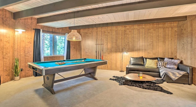 Коттедж с 2 комнатами с балконом Lake Arrowhead Cabin w/ Mid-century Charm!