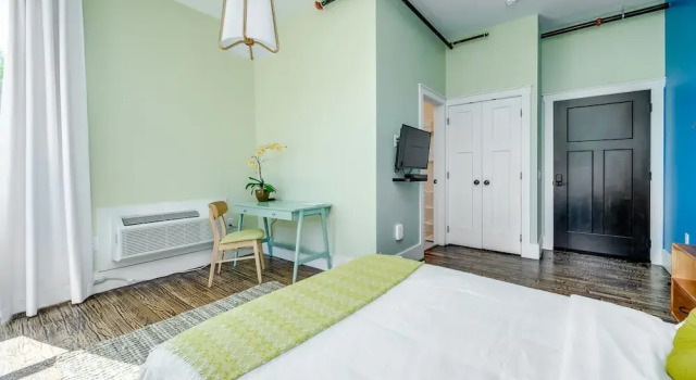 Private Suite in Historic Austin B&b: Sleeps 2!, Забронировать Апартаменты/квартира Отели Остина с парковкой, рядом с Harry Ransom Center, Парковка