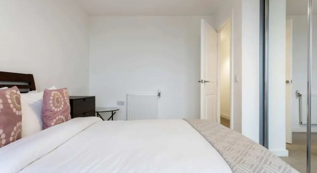 Modern 1 Bedroom Apartment Near Canary Wharf With Balcony