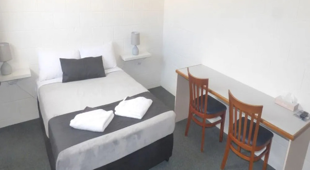 Banjo Paterson Motor Inn, Book Hotel Cluden Queensland