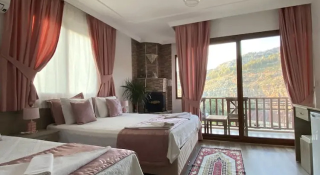 Трёхместный номер Comfort с балконом и с видом на горы Faralya Misafir Evi