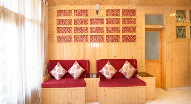 OYO 12170 Home Rustic Villa Kasauli