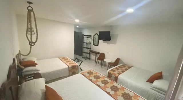 Шестиместный семейный номер Standard Berlor Airport Inn