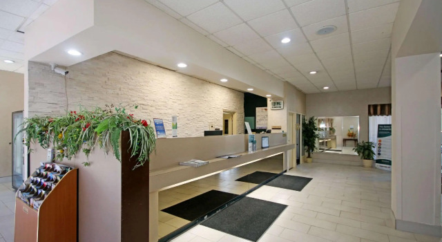 Quality Inn Coliseum, Rezervovat Hotel Winston-Salem Severní Karolína