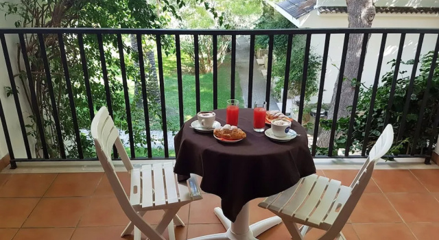 Двухместный номер Standard с балконом и с видом на сад Hotel Gabbiano Beach