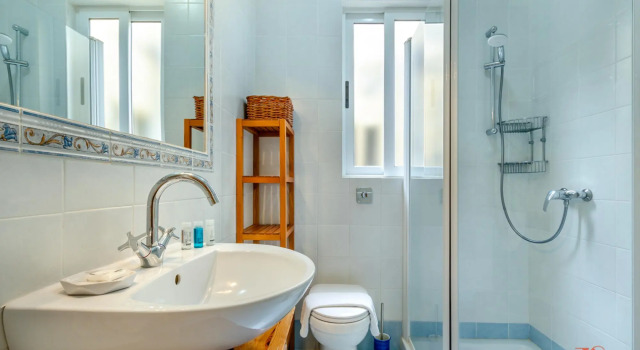 Sea and Cliff Views in a Modern Apt w Terrace, Varaa Hotelli Munxar Gozo