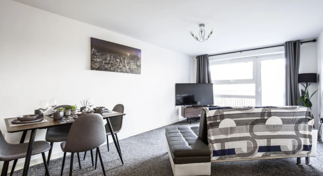 Large Apartment With Balcony Free Parking & Fast Wifi