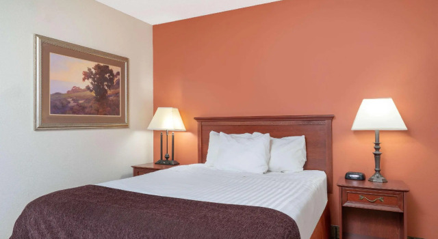 Двухместный номер Standard AmericInn by Wyndham Rogers