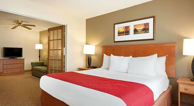 Двухместный люкс Country Inn & Suites by Radisson, Davenport - Quad Cities
