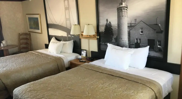 Четырёхместный номер Standard с видом на внутренний двор Super 8 Beachfront by Wyndham Mackinaw City, MI