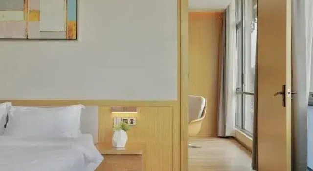 Двухместный люкс Deluxe с видом на реку Longmanne Hotel (Xihu Shuidong Street Store)