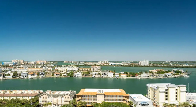 Четырёхместный номер Standard с балконом JW Marriott Clearwater Beach Resort & Spa