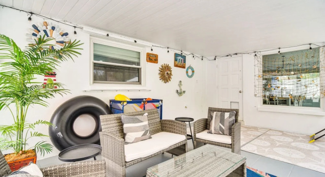 Vibrant Largo Home: Heated Pool, Lake Views!, Buchen Sie Ferienhaus Largo Pinellas County