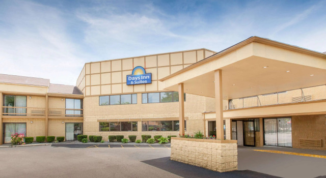 Days Inn & Suites by Wyndham Madison Heights MI