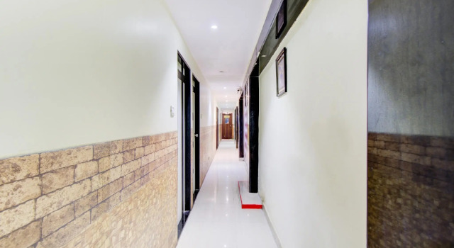 OYO 77255 Hotel Royal Plaza