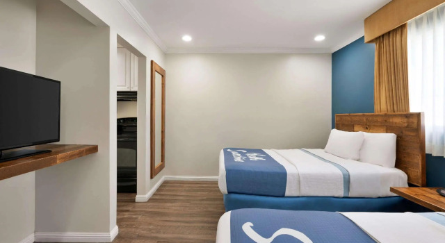 Четырёхместный номер Standard Days Inn and Suites San Diego SDSU